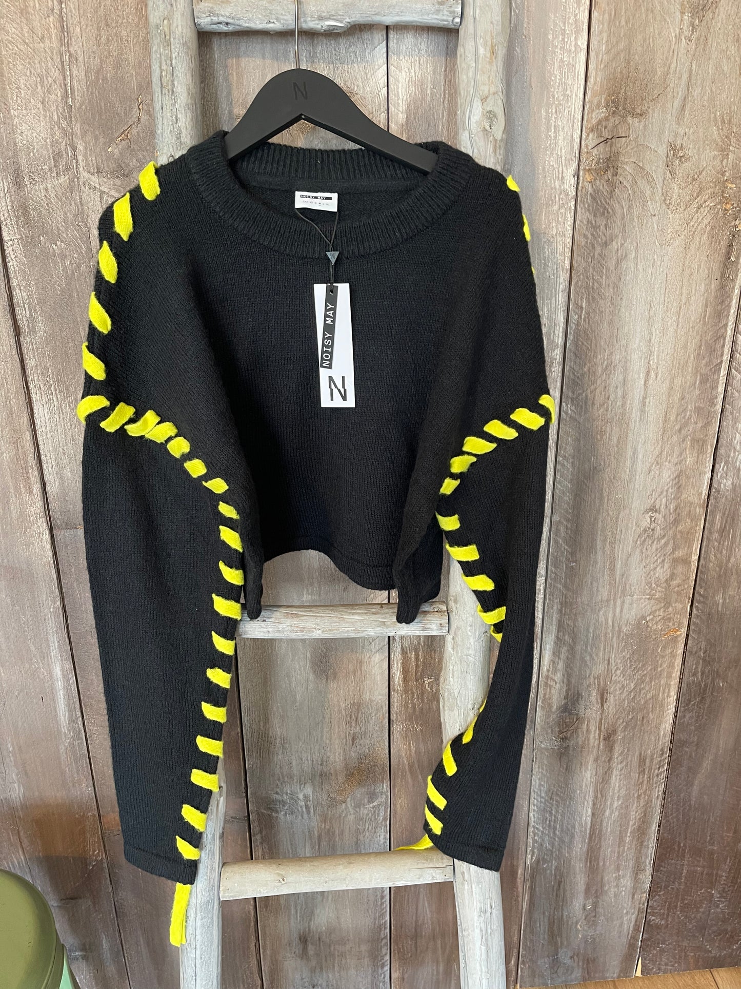 Strickpullover schwarz mit gelbem Band Woman