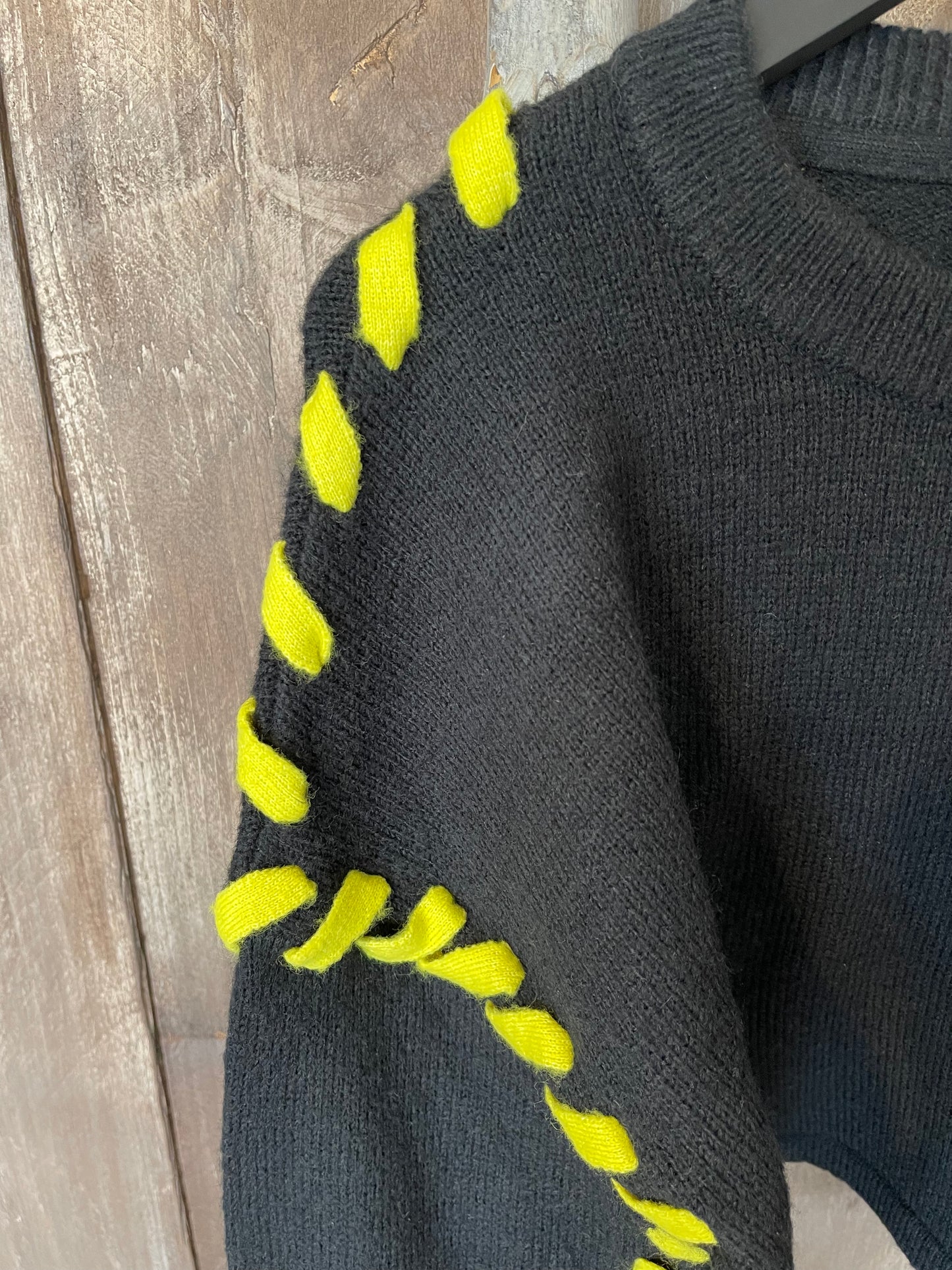 Strickpullover schwarz mit gelbem Band Woman